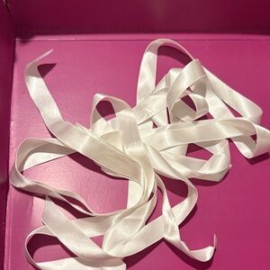 Original tiffany & co ribbon
Elegant White Satin Ribbon
Price is for all 3